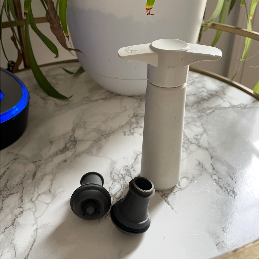 White Vacuum Wine Saver with Stoppers